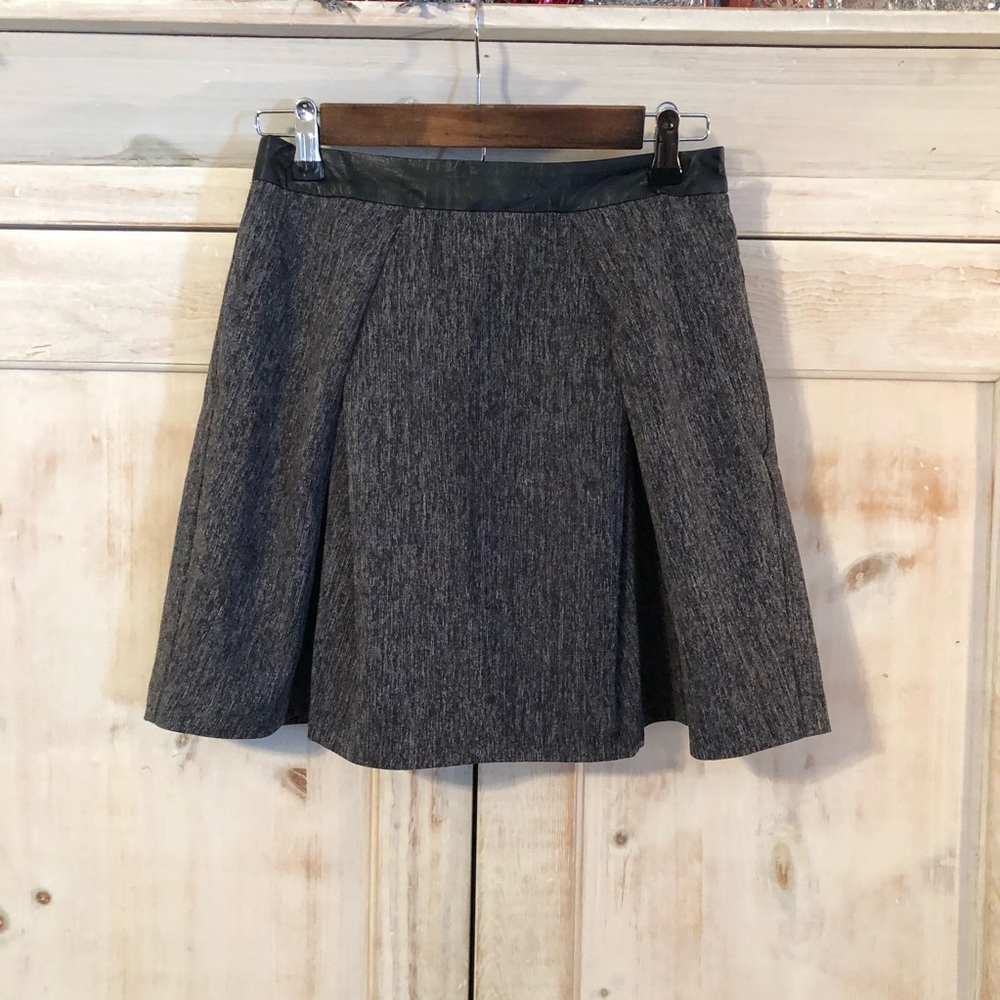 🌺🌼NWT - Line & Dot Revolve Pleated Mini Skirt